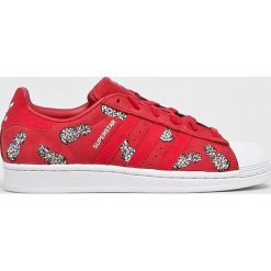 Adidas Originals - Buty Superstar W. Czerwone buty sportowe na co dzień damskie adidas Originals, bez wzorów, z materiału. W wyprzedaży za 399.90 zł.