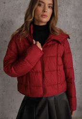 Bordowa Pikowana Kurtka Przejściowa Puffer z Szerokim Kołnierzem i Kapturem Atractivo. Czerwone kurtki damskie Renee, l, bez wzorów, z jeansu. Za 189.99 zł.