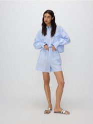 Bawełniane szorty z aplikacjami - jasnoniebieski. Niebieskie szorty damskie Reserved, z aplikacjami, z bawełny. W wyprzedaży za 49.99 zł.