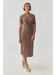 TATUUM Sukienka w kolorze jasnobrązowym rozmiar: L. Brązowe sukienki damskie Tatuum, l, bez wzorów, bez kołnierzyka, bez ramiączek, midi, rozkloszowane. Za 180.49 zł.