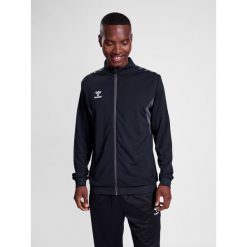 Bluza dresowa z poliestru zapinana na zamek błyskawiczny Hummel Authentic. Czarne bluzy bez kaptura męskie HUMMEL, bez wzorów, z dresówki, sportowe, bez kołnierzyka, bez ramiączek. Za 223.50 zł.