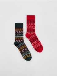 Skarpety ze świątecznym motywem - ciemnozielony. Zielone skarpetki męskie Reserved, bez wzorów. Za 29.99 zł.