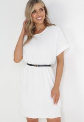 Biała Plisowana Sukienka Pudełkowa z Paskiem Savima. Białe sukienki damskie Born2be, bez wzorów, bez kołnierzyka, bez ramiączek, mini, oversize. W wyprzedaży za 79.99 zł.