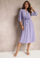 Jasnofioletowa Sukienka Canopis. Fioletowe sukienki damskie Renee, m, bez wzorów, z materiału, eleganckie, bez kołnierzyka, bez ramiączek, midi, kopertowe. W wyprzedaży za 69.99 zł.