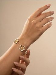 Bransoletka z zawieszkami w kształcie kwiatów - złoty. Żółte bransoletki damskie Sinsay, złote. Za 12.99 zł.