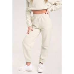Spodnie fitness damskie Gym Glamour dresowe off. Białe spodnie dresowe damskie GYM GLAMOUR, l, z dresówki, na fitness i siłownię. Za 189.99 zł.