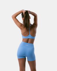Damski stanik sportowy z plecami Y na jogę i pilates – Encore – błękitny. Niebieskie biustonosze sportowe damskie AESTHETICWOLF, bez wzorów, z dzianiny. Za 179.99 zł.