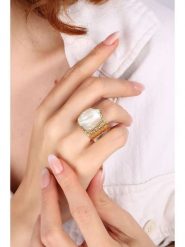 Pierres delicates Pozłacany pierścionek z masą perłową rozmiar: onesize. Białe pierścionki damskie Pierres delicates, z perłą, pozłacane. Za 52.30 zł.