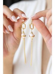 Pierres delicates Kolczyki w kolorze białym z perłami rozmiar: onesize. Białe kolczyki damskie Pierres delicates, z cyrkonią, z mosiądzu. Za 117.73 zł.