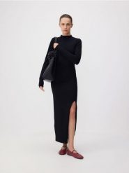 Sukienka maxi z wiskozą - czarny. Czarne sukienki damskie Reserved, na co dzień, l, bez wzorów, z dzianiny, bez kołnierzyka, bez ramiączek, maxi, proste. W wyprzedaży za 79.99 zł.