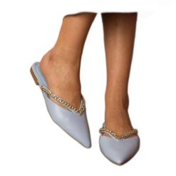 Niebieskie klapki eleganckie zdobione łańcuchem. Niebieskie klapki damskie z aplikacjami, ze skóry ekologicznej, bez obcasa, na płaskiej podeszwie. Za 70.80 zł.