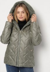 Zielona Pikowana Kurtka o Prostym Kroju z Kapturem Avilerie. Zielone kurtki damskie Born2be, plus size, bez wzorów, z jeansu, z kapturem. Za 169.99 zł.