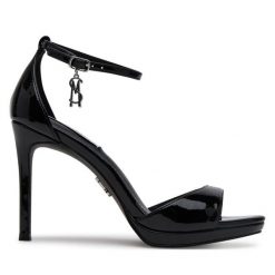 Sandały Steve Madden. Czarne sandały damskie Steve Madden, bez wzorów, bez obcasa, na szpilce. Za 399.99 zł.