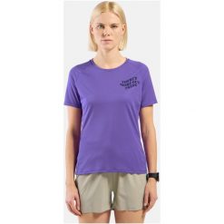 Koszulka damska Odlo ESSENTIAL PRINT T-shirt crew neck s/s. Fioletowe bluzki sportowe damskie Odlo, l, z materiału, bez kołnierzyka, bez ramiączek. Za 199.99 zł.