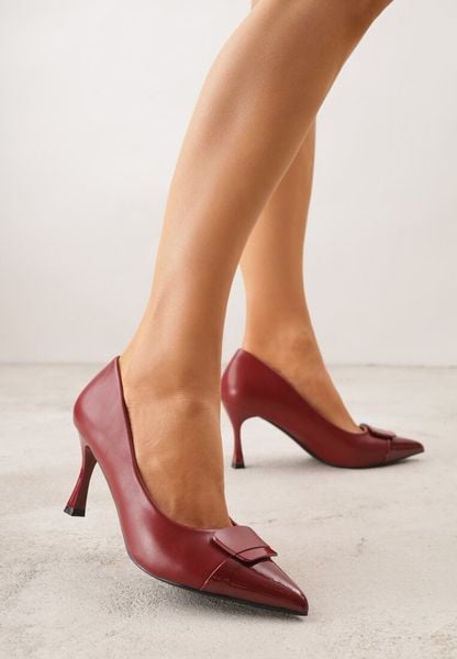 Czerwone Szpilki z Kwadratową Ozdobą z Przodu Phereshi. Czerwone szpilki Renee, z aplikacjami, z jeansu, bez obcasa. Za 99.99 zł.