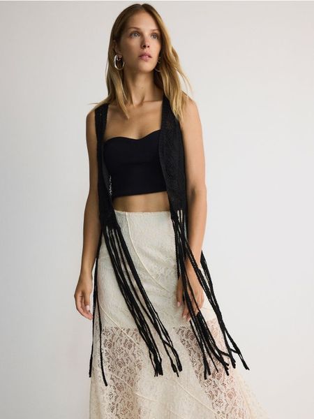 Kamizelka z frędzlami - czarny. Czarne kamizelki damskie Reserved, l, z dzianiny, krótkie. W wyprzedaży za 89.99 zł.