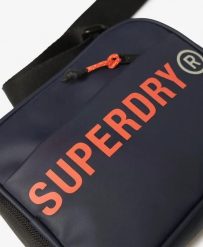 Superdry Torba na ramię Tarp – Kompaktowa i wytrzymała – ECLIPSE NAVY. Niebieskie torby męskie na ramię Superdry., bez wzorów, na ramię, małe. Za 153.70 zł.