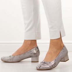 Srebrne czółenka damskie na obcasie M.Daszyński Sa210-12. Szare czółenka damskie M.Daszyński, z aplikacjami, ze skóry, z okrągłym noskiem, bez obcasa, na obcasie. Za 179.00 zł.