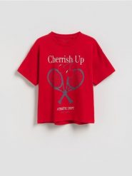 Luźny t-shirt z nadrukiem - czerwony. Czerwone koszulki dziewczęce Reserved, bez wzorów, z bawełny, bez ramiączek. Za 29.99 zł.