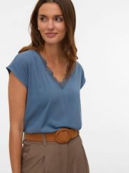 Vero Moda Koszulka w kolorze niebieskim rozmiar: M. Niebieskie t-shirty damskie Vero Moda, m, bez wzorów, z koronki, bez kołnierzyka. Za 65.07 zł.