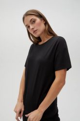 Gładki bawełniany t-shirt czarny. Czarne t-shirty damskie MOODO, l, bez wzorów, z bawełny, bez kołnierzyka. Za 34.99 zł.