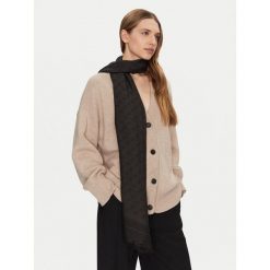 Szal Guess. Czarne szaliki i kominy damskie Guess, z aplikacjami. Za 259.99 zł.