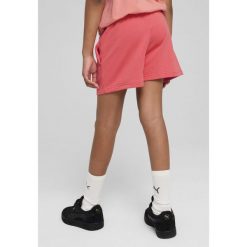 Młodzieżowe szorty Essentials Script PUMA Peach Frost Red. Czerwona szorty damskie Puma, bez wzorów, z gumy, młodzieżowe. Za 99.00 zł.