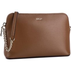 Torebka DKNY - R83E3655 Driftwood DFW. Brązowe listonoszki damskie DKNY, bez wzorów, ze skóry, bez dodatków. W wyprzedaży za 429.00 zł.