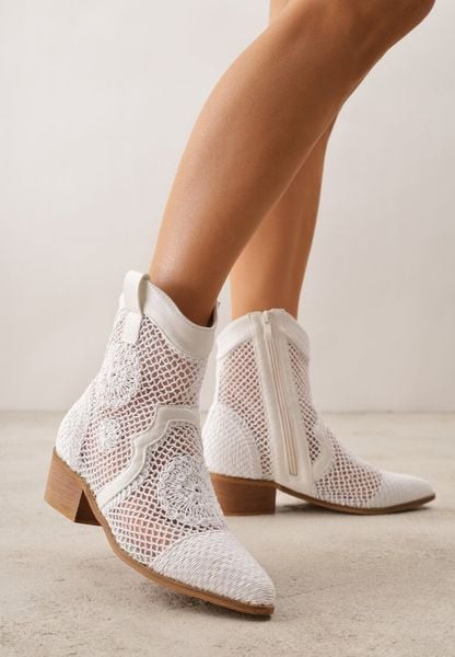 Białe Botki Kowbojki na Stożku z Ażurową Cholewką z Haftem Isarna. Białe botki damskie Renee, z jeansu, boho, bez obcasa, na obcasie, bez zapięcia. Za 149.99 zł.