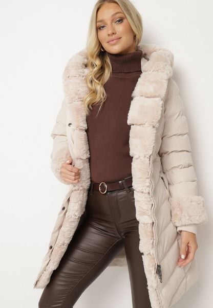 Jasnobeżowa Pikowana Kurtka Zimowa z Paskiem i Futerkowymi Obszyciami z Możliwością Odpięcia Hedirra. Brązowe kurtki damskie Born2be, na zimę, l, bez wzorów, z jeansu, bez kaptura. Za 189.99 zł.