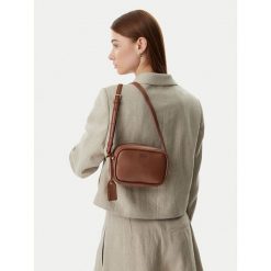 Torebka HUGO. Brązowe listonoszki damskie Hugo, bez wzorów, bez dodatków. Za 449.99 zł.