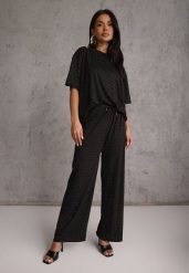 Czarny Oversizowy Komplet Zdobiony Cyrkoniami T-shirt i Spodnie Arnateia. Czarne spodnie materiałowe damskie Renee, z aplikacjami. Za 89.99 zł.