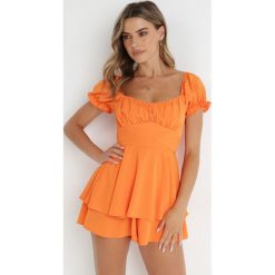 Pomarańczowy Kombinezon Rhodosyne. Brązowe kombinezony damskie Born2be, m, bez wzorów, eleganckie, bez kołnierzyka, bez ramiączek, krótkie. Za 129.99 zł.