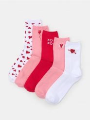 Prążkowane skarpetki z nadrukiem z motywem walentynkowym 5 pack - wielobarwny. Skarpetki damskie Sinsay, bez wzorów, prążkowane. Za 19.99 zł.