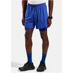 Spodenki męskie Odlo 2-in-1 short ZEROWEIGHT 5 INCH. Niebieskie szorty męskie Odlo, z tkaniny, bez kołnierzyka. Za 349.99 zł.