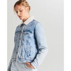 Jeansowa kurtka z barankiem - Niebieski. Niebieskie kurtki damskie Cropp, l, bez wzorów, z jeansu, bez kaptura. Za 159.99 zł.