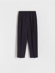 Spodnie z kantem - wielobarwny. Spodnie materiałowe damskie Reserved, bez wzorów, z tkaniny. W wyprzedaży za 89.99 zł.