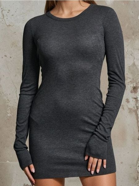 Sukienka mini z okrągłym dekoltem - szary. Szare sukienki damskie Sinsay, l, bez wzorów, bez kołnierzyka, bez ramiączek, mini. Za 15.99 zł.