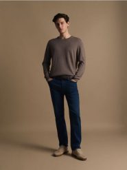 Sweter z domieszką kaszmiru - beżowy. Brązowe swetry męskie Reserved, l, bez wzorów, z dzianiny, bez kołnierzyka. Za 179.99 zł.