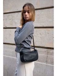 Victor & Hugo Paris Skórzana torebka "Arly" w kolorze czarnym - 23 x 13 x 8 cm rozmiar: onesize. Czarne torebki klasyczne damskie Victor & Hugo Paris, bez wzorów, z materiału, bez dodatków. Za 435.11 zł.