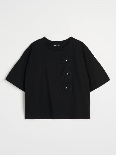 Bawełniana koszulka z aplikacją 3D - czarny. Czarne t-shirty damskie Sinsay, l, z aplikacjami, z bawełny, bez kołnierzyka. W wyprzedaży za 19.99 zł.