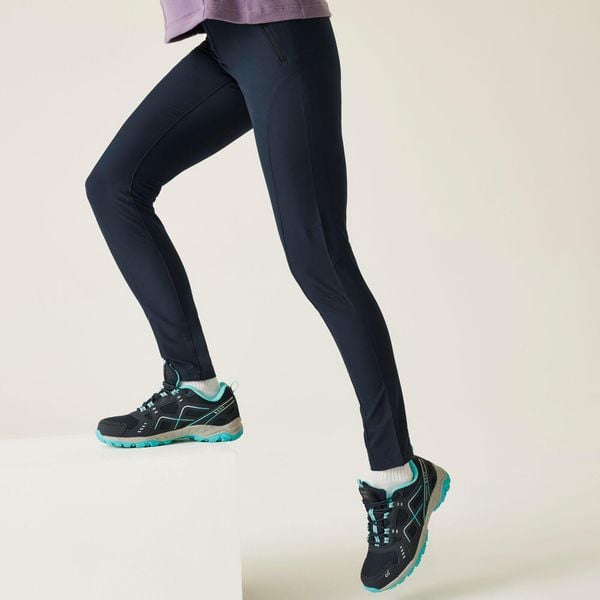 Damskie spodnie turystyczne Pentre Stretch. Niebieskie spodnie materiałowe damskie Regatta, bez wzorów, z elastanu, sportowe. W wyprzedaży za 273.50 zł.