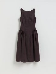 Sukienka midi z bawełną - brązowy. Brązowe sukienki damskie Reserved, l, bez wzorów, z bawełny, bez kołnierzyka, bez ramiączek, midi, rozkloszowane. Za 159.99 zł.