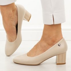 Cieliste czółenka damskie na obcasie Sergio Leone Pb404. Czółenka damskie Sergio Leone, bez wzorów, ze skóry, z okrągłym noskiem, bez obcasa, na obcasie. Za 169.00 zł.