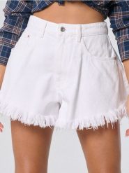 Szorty jeansowe o luźnym kroju high waist - biały. Białe szorty damskie Sinsay, bez wzorów, z jeansu, boho, z podwyższonym stanem. Za 69.99 zł.