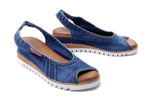 ARTIKER RELAKS 50C0253 jeans, sandały damskie. Niebieskie sandały damskie Artiker Relaks, bez wzorów, z jeansu, bez obcasa, na koturnie. Za 249.90 zł.
