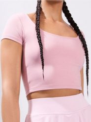 Crop top - różowy. Czerwone topy sportowe damskie Sinsay, l, bez wzorów, bez ramiączek. W wyprzedaży za 12.99 zł.