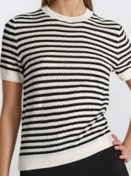 Sweter z krótkim rękawem w paski - wielobarwny. Swetry klasyczne damskie Sinsay, l, bez kołnierzyka. Za 29.99 zł.