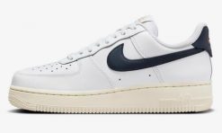 Buty sportowe Sneakersy damskie, W Air Force 1 07 EasyOn. Białe buty sportowe na co dzień damskie Nike, bez wzorów, z materiału, trekkingowe. Za 802.00 zł.