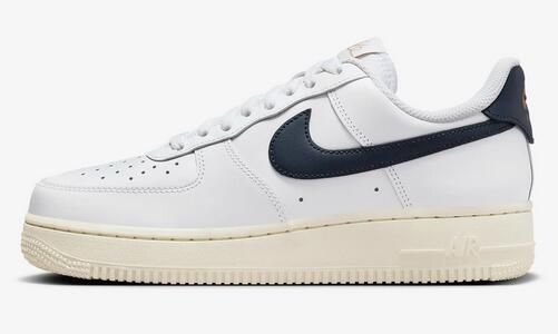 Buty sportowe Sneakersy damskie, W Air Force 1 07 EasyOn. Białe buty sportowe na co dzień damskie Nike, bez wzorów, z materiału, trekkingowe. Za 553.00 zł.